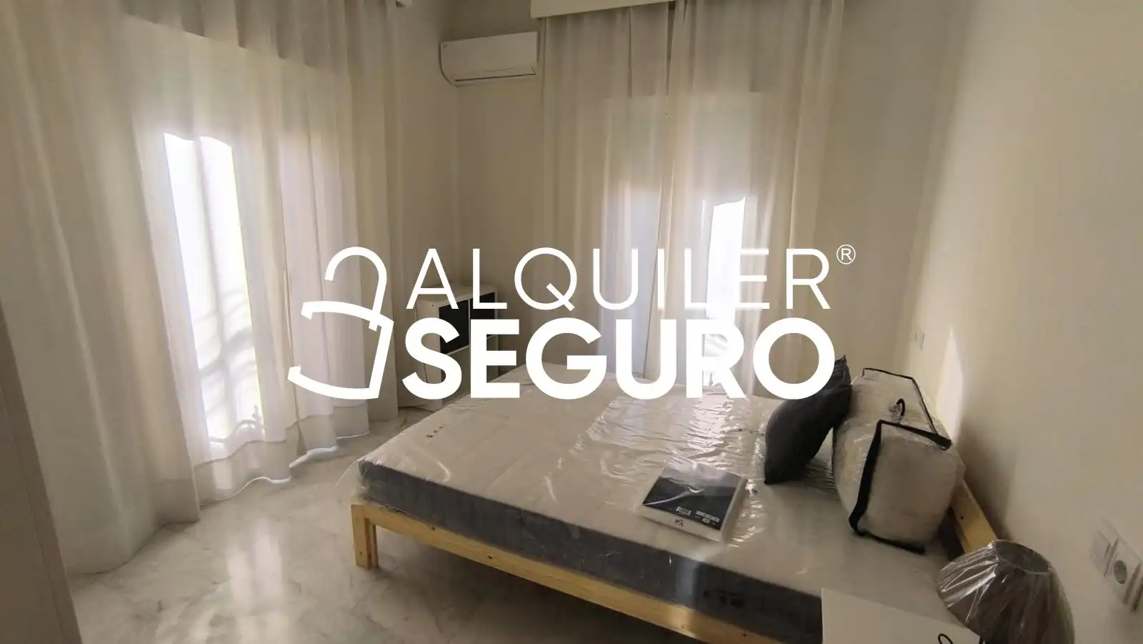 Bedroom of Flat for rent in Sevilla  with Air Conditioner and Furnished
