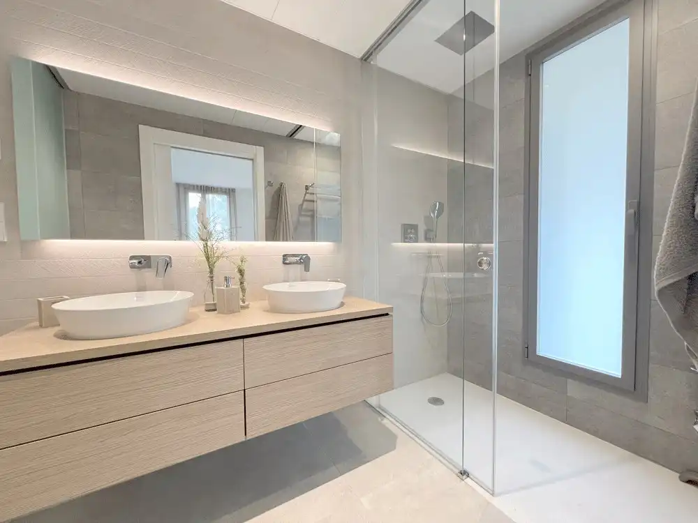 Badezimmer von Wohnung zur Miete in Salou mit Klimaanlage, Heizung und Terrasse
