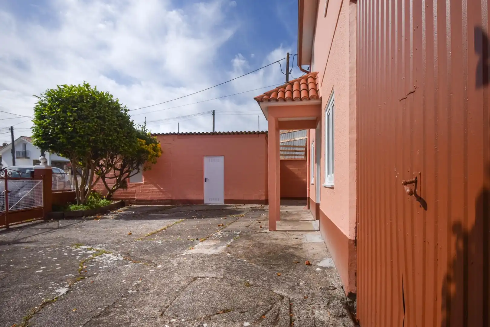 Vista exterior de Casa o xalet de lloguer en Cambre  amb Calefacció, Jardí privat i Traster