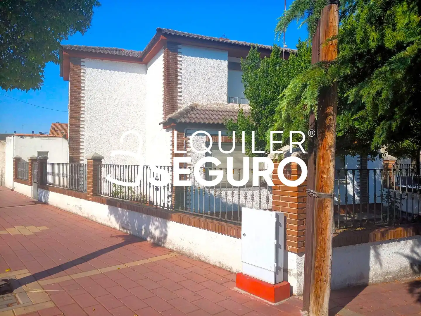 Vista exterior de Casa o chalet de alquiler en Aldeamayor de San Martín con Aire acondicionado, Calefacción y Terraza