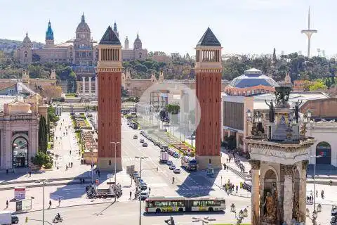 Vista exterior de Local en venda en Barcelona amb Aire condicionat i Calefacció