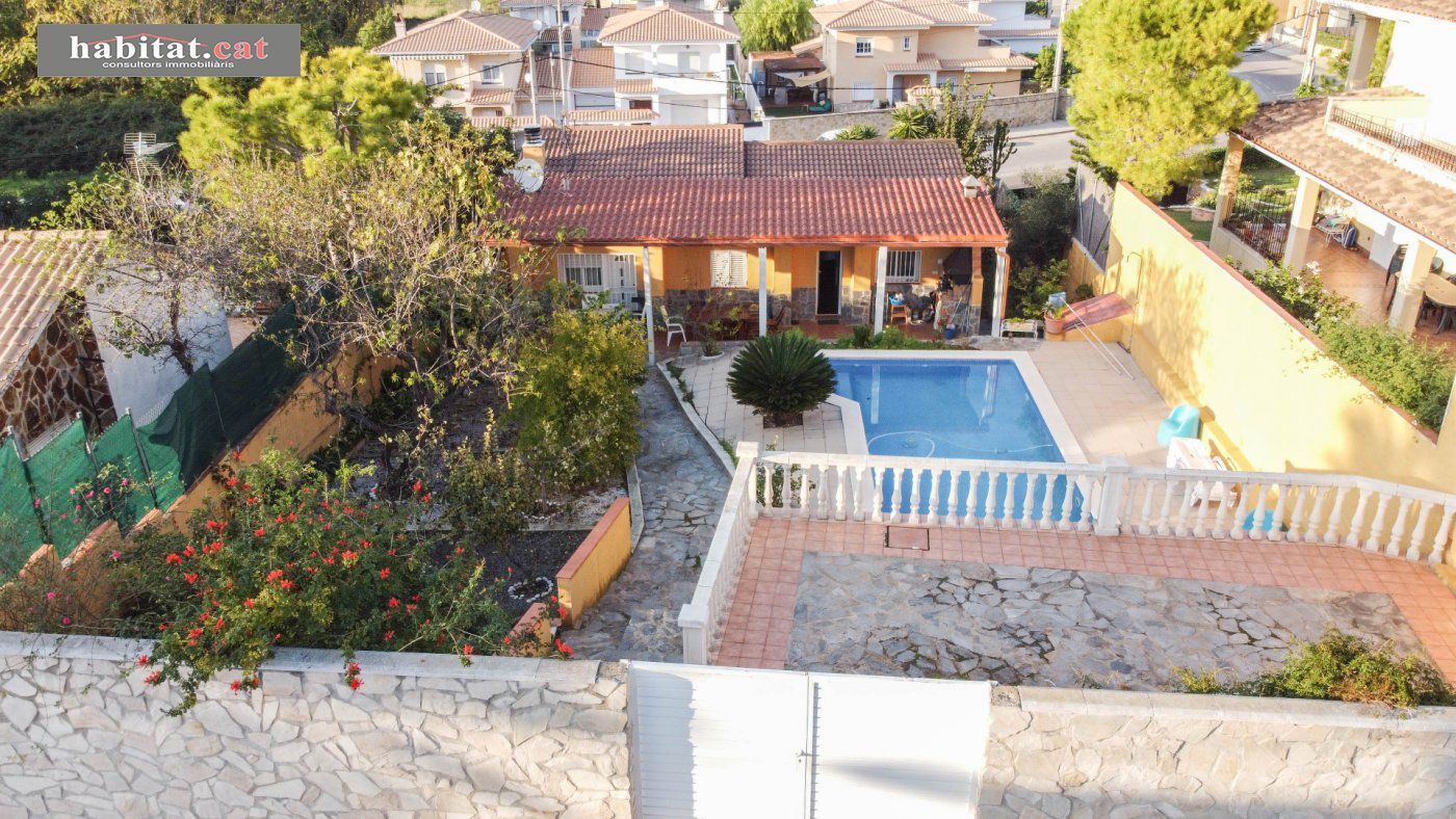 Exterior view of House or chalet for sale in Sant Pere de Ribes  with Air Conditioner, Heating and Private garden