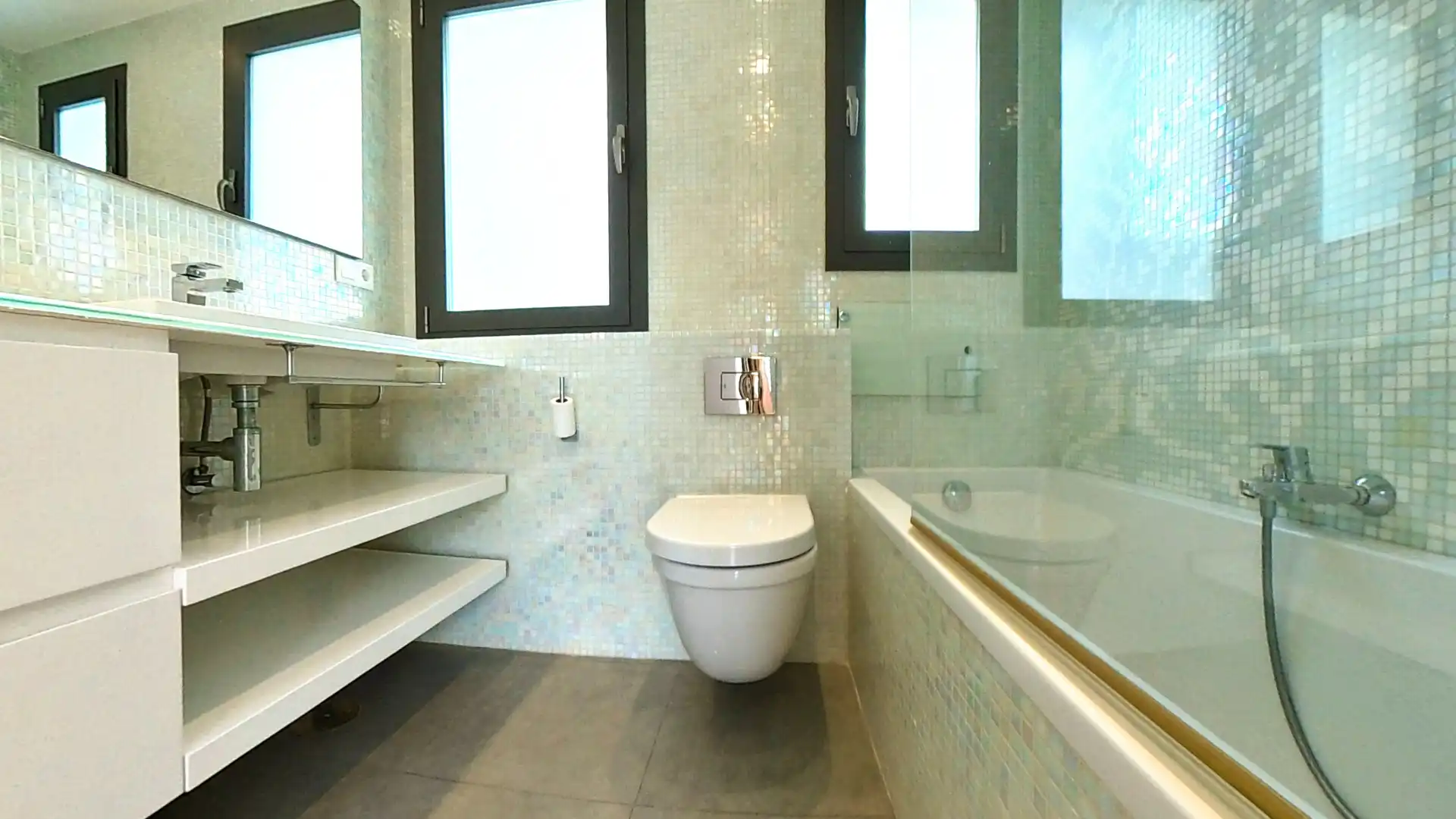 Baño de Ático de alquiler en Madrid con Aire acondicionado, Terraza y Trastero