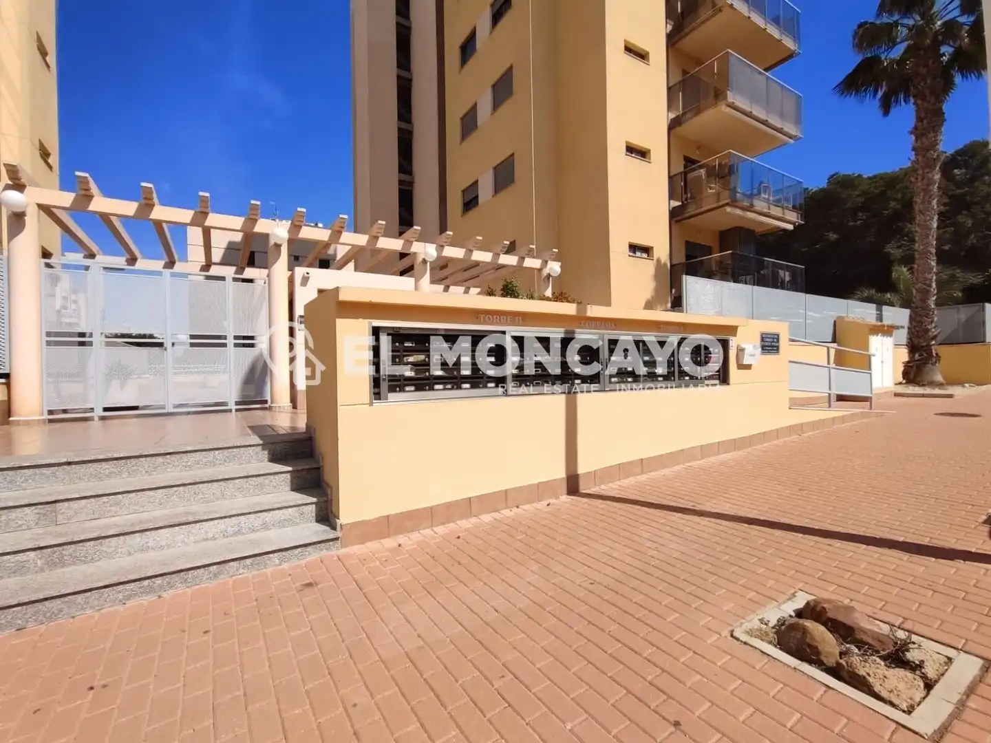 Vista exterior de Apartamento en venta en Guardamar del Segura con Calefacción, Terraza y Piscina comunitaria