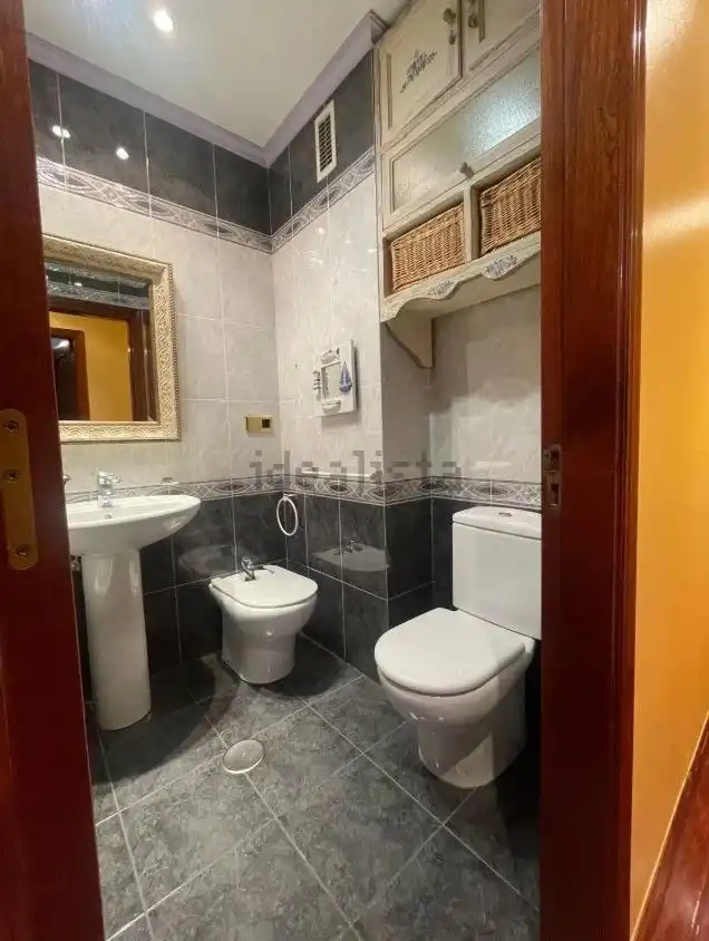 Bany de Pis de lloguer en Ourense Capital  amb Calefacció, Parquet i Moblat