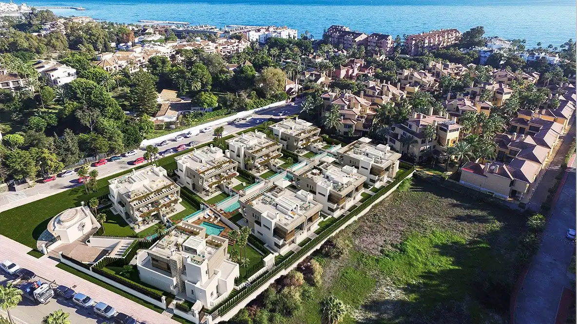 Vista exterior de Casa o xalet en venda en Marbella amb Calefacció, Jardí privat i Terrassa