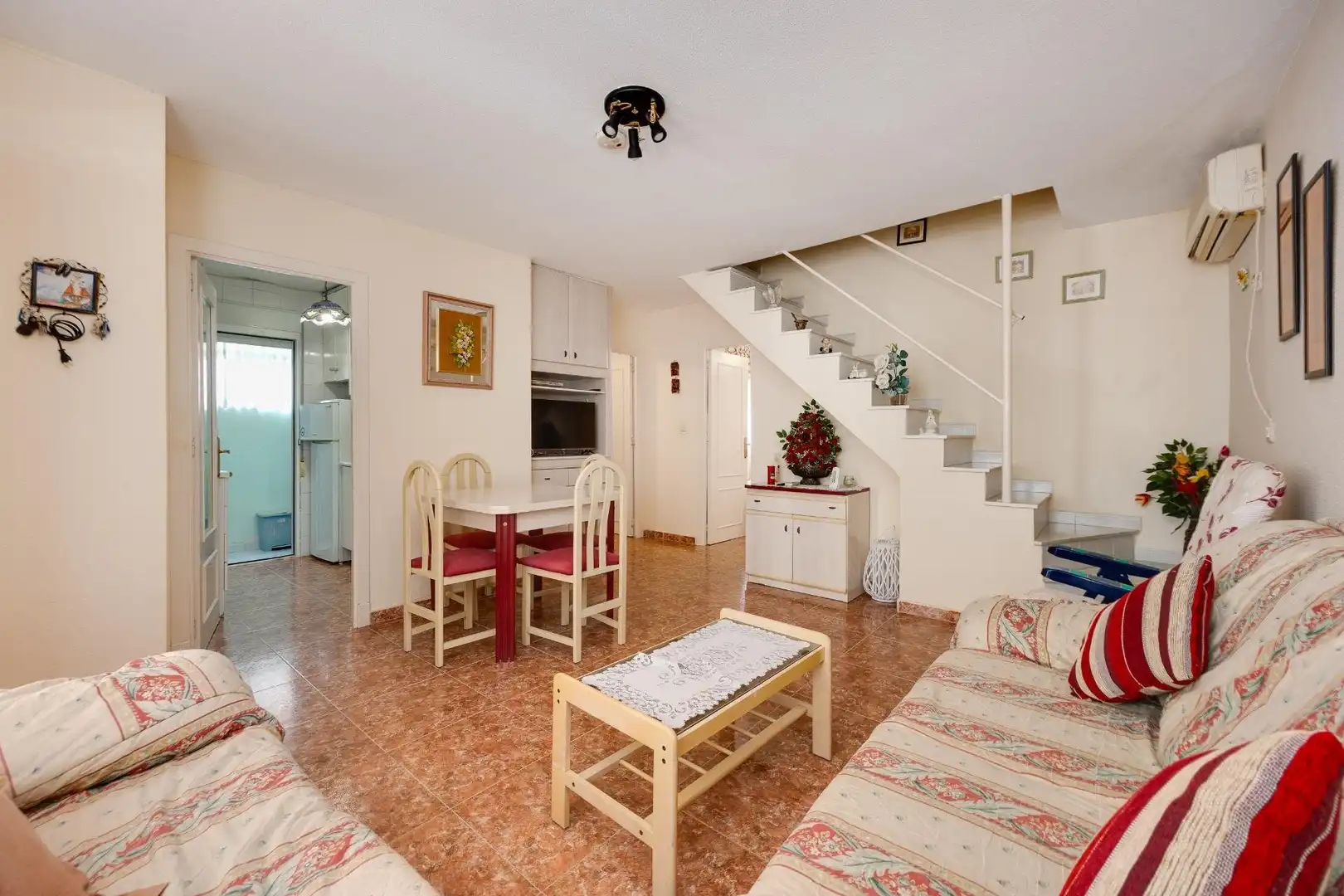 Sala d'estar de Casa o xalet en venda en Torrevieja amb Aire condicionat, Jardí privat i Piscina