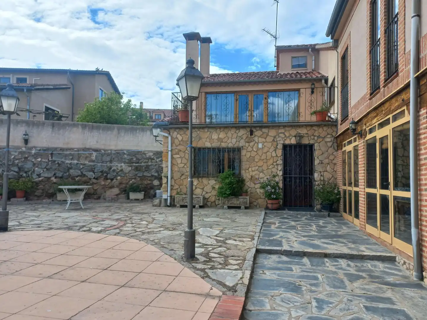 Vista exterior de Casa o xalet en venda en Torrecaballeros amb Calefacció, Jardí privat i Traster