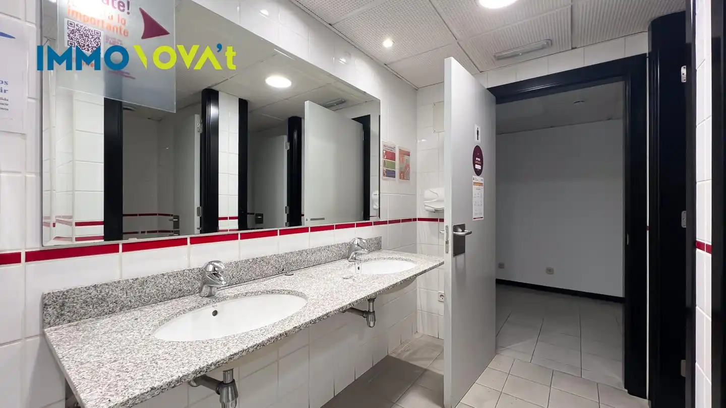 Bany de Local de lloguer en Girona amb Aire condicionat