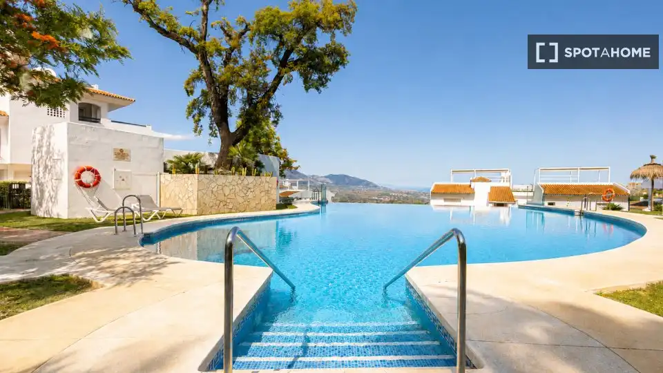 Piscina de Apartamento para compartir en Ojén con Aire acondicionado, Terraza y Amueblado
