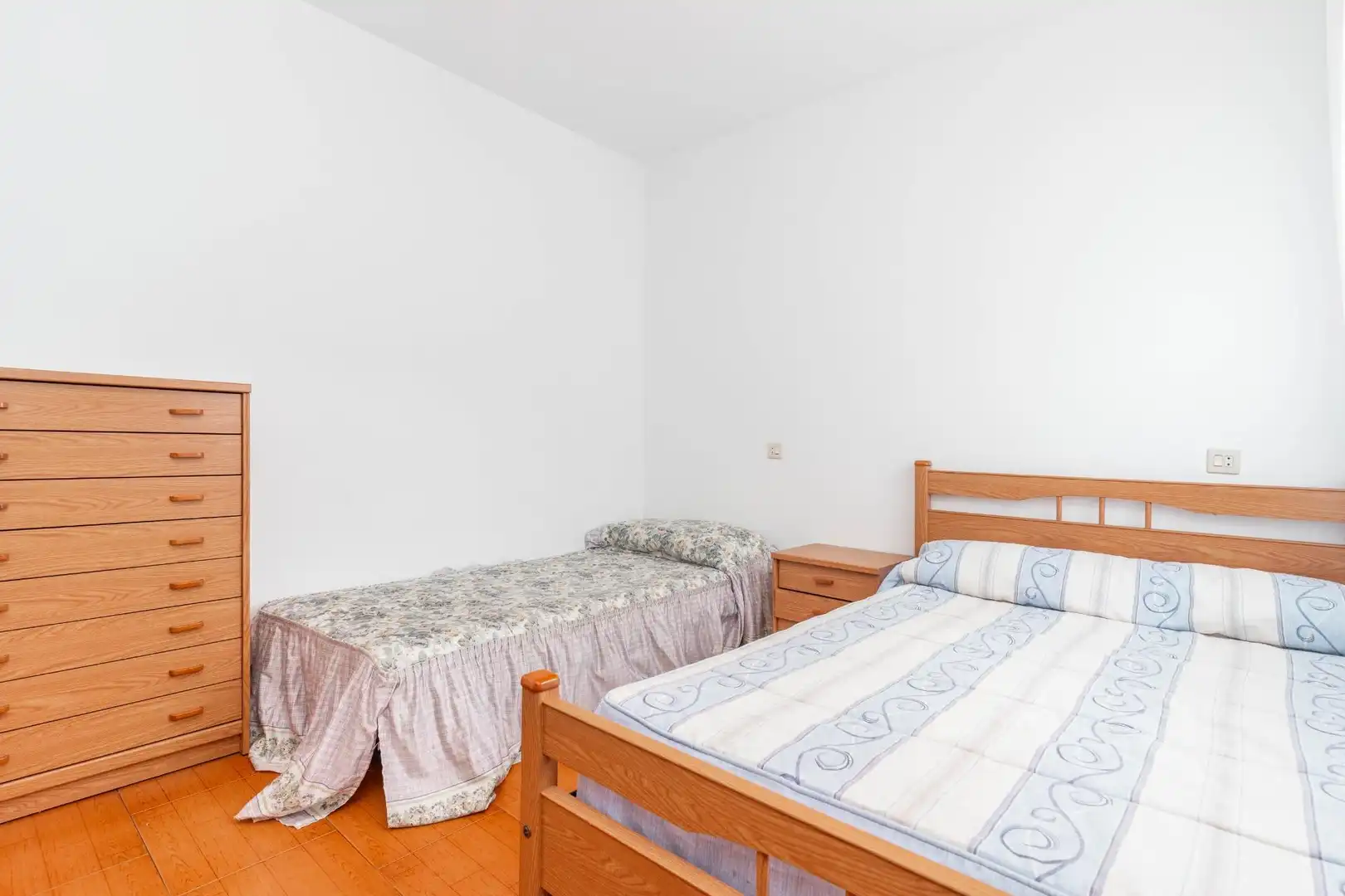 Dormitori de Casa o xalet en venda en Coaña amb Calefacció, Jardí privat i Moblat