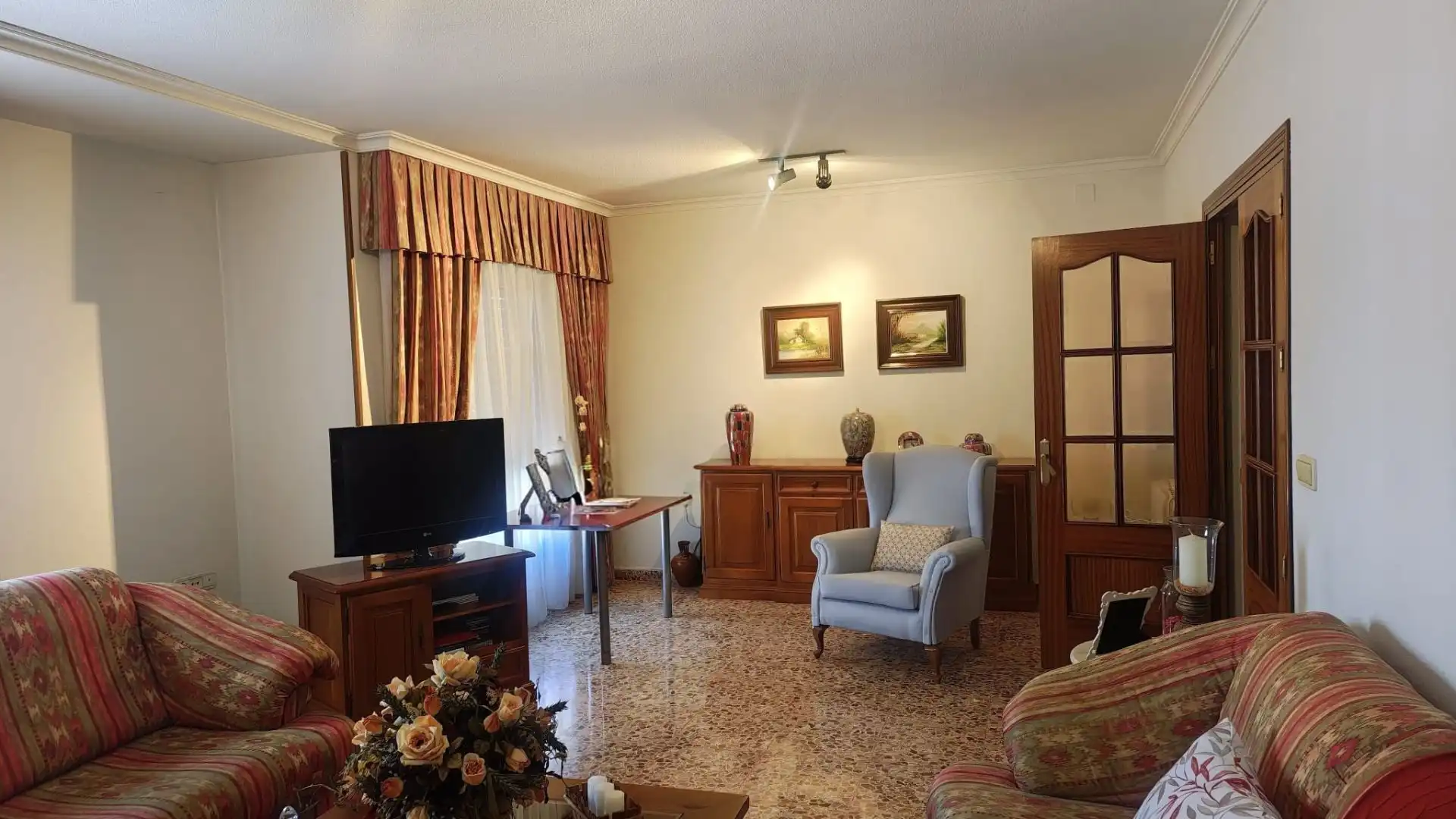Wohnzimmer von Einfamilien-Reihenhaus zum Verkauf in Argamasilla de Calatrava mit Klimaanlage, Heizung und Abstellraum