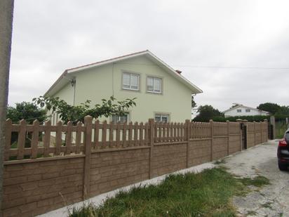 Vista exterior de Casa o xalet en venda en Valdoviño amb Calefacció, Jardí privat i Terrassa