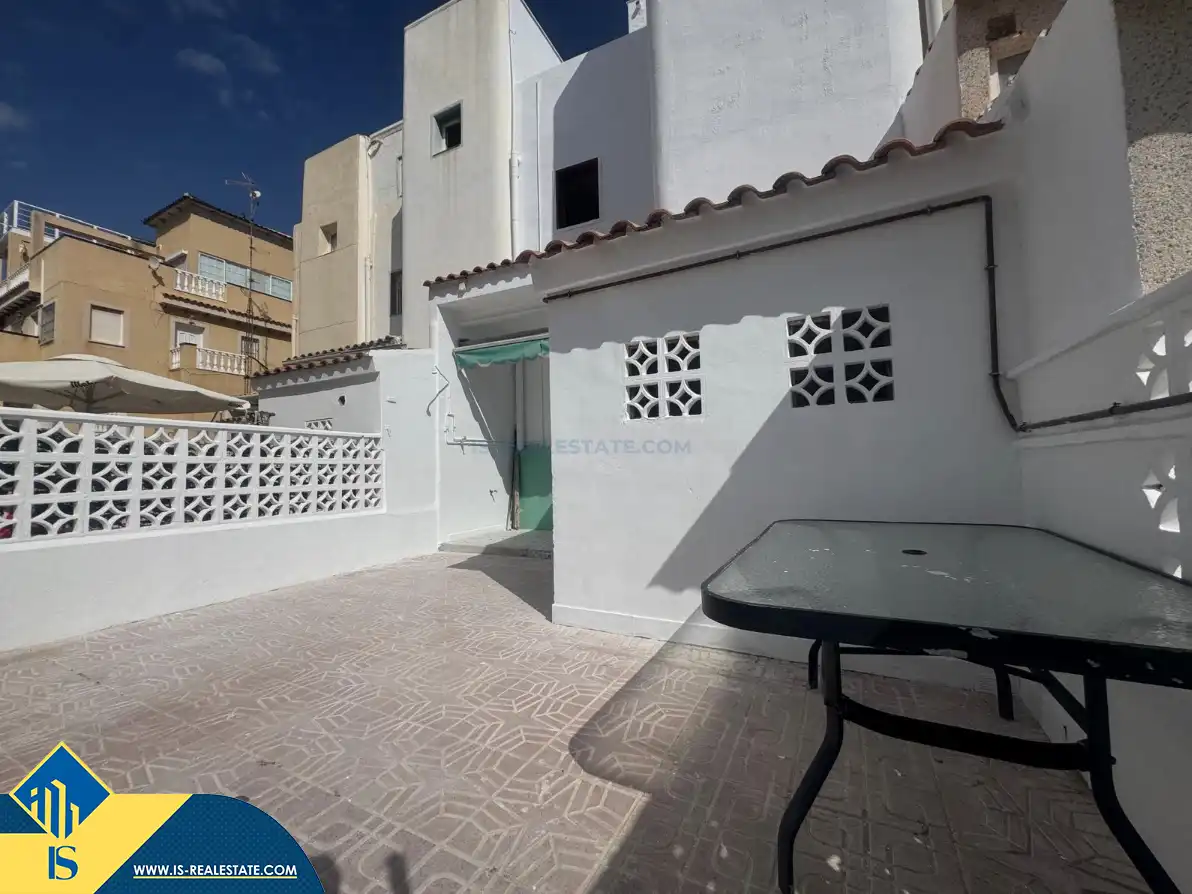 Vista exterior de Casa adosada en venda en Torrevieja amb Calefacció, Jardí privat i Terrassa