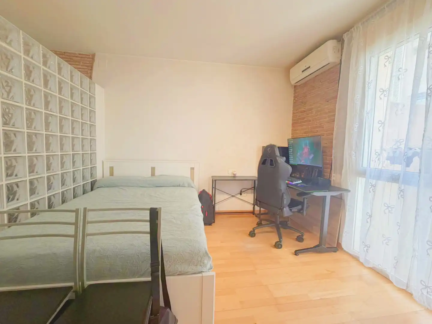 Schlafzimmer von Wohnung zum Verkauf in Barcelona mit Klimaanlage, Parkett und Ofen