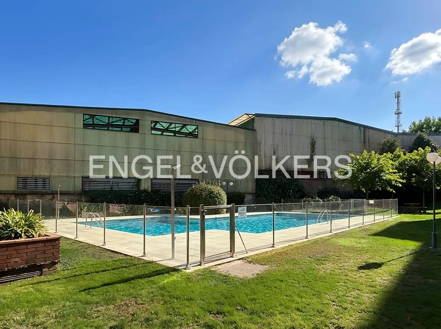 Schwimmbecken von Wohnung zum Verkauf in Madrid mit Klimaanlage, Heizung und Privatgarten