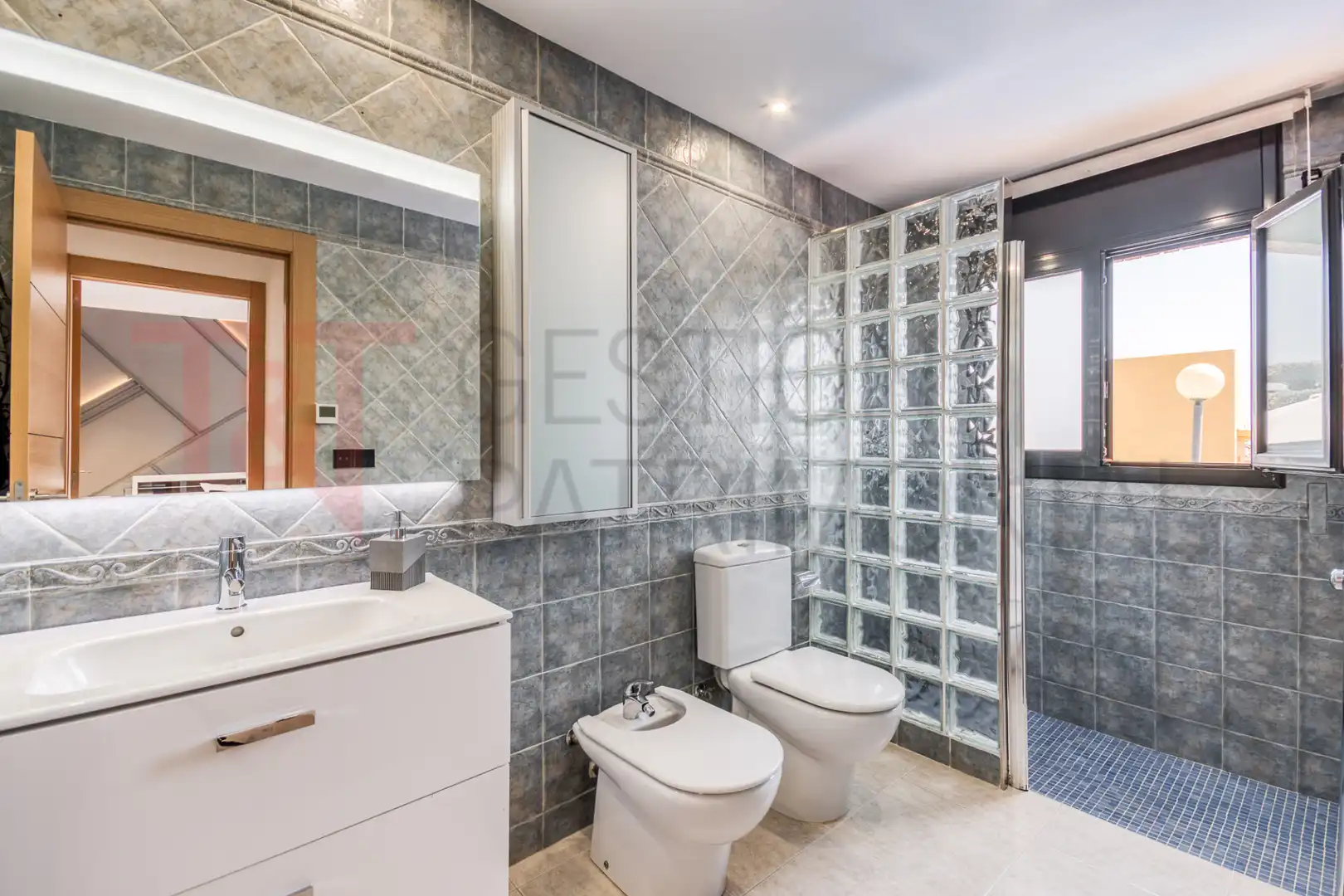 Baño de Casa o chalet en venta en Vilanova i la Geltrú con Aire acondicionado, Calefacción y Terraza