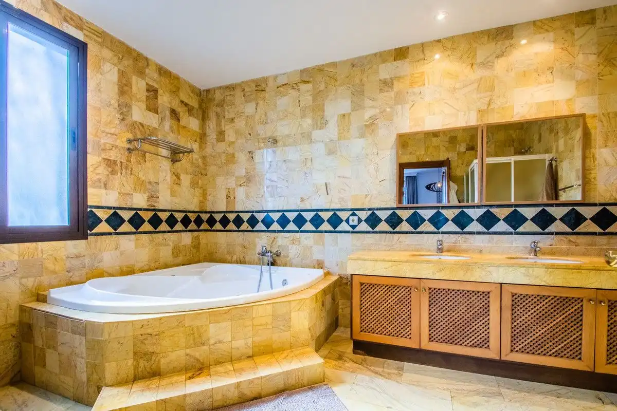 Baño de Dúplex en venta en Estepona con Aire acondicionado, Jardín privado y Terraza