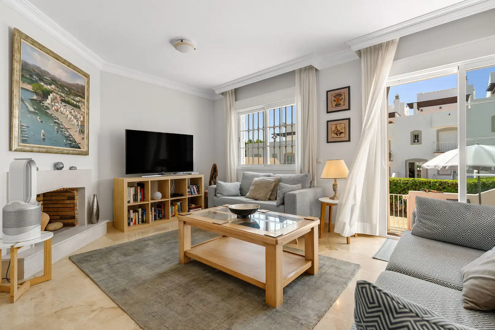 Sala de estar de Casa adosada en venta en Marbella con Aire acondicionado, Terraza y Piscina