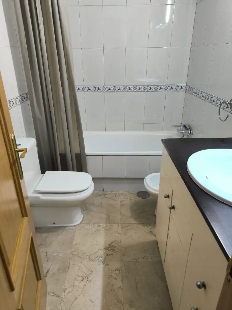 Bathroom of Flat for sale in Sevilla  with Air Conditioner, Heating and Terrace