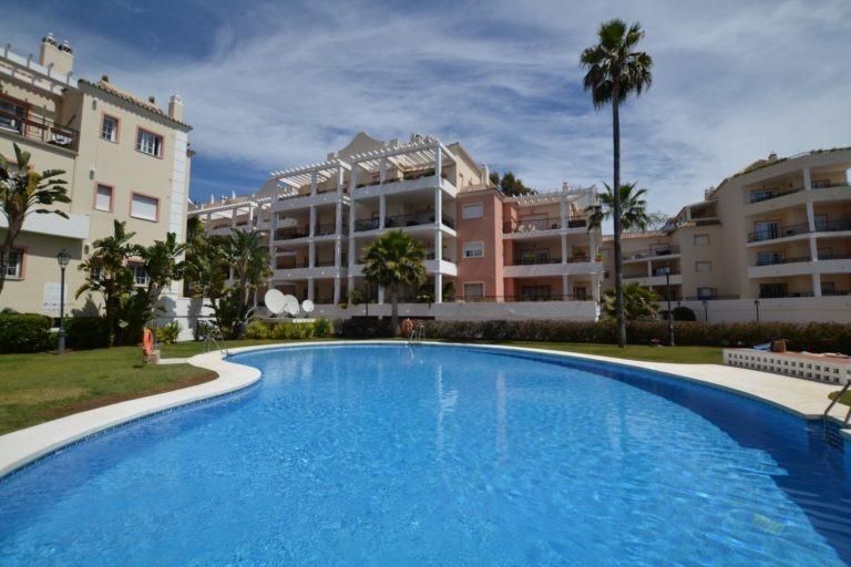 Exterior view of Apartment for sale in Marbella  with Air Conditioner, Terrace and Community pool