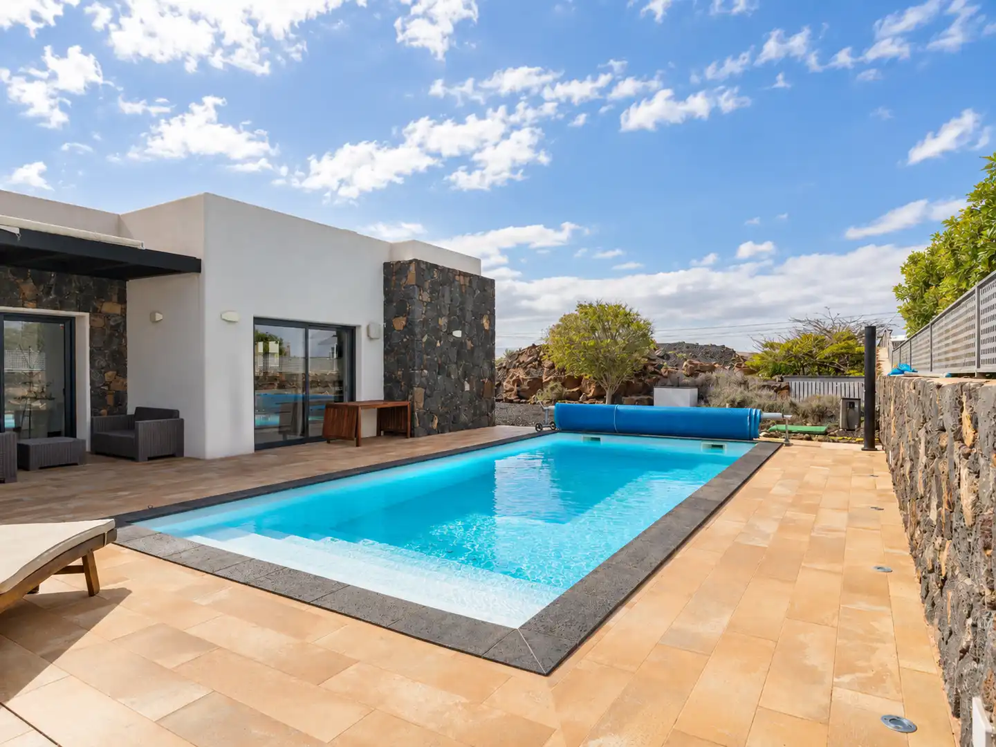 Swimming pool of Houses for sale in Lajares