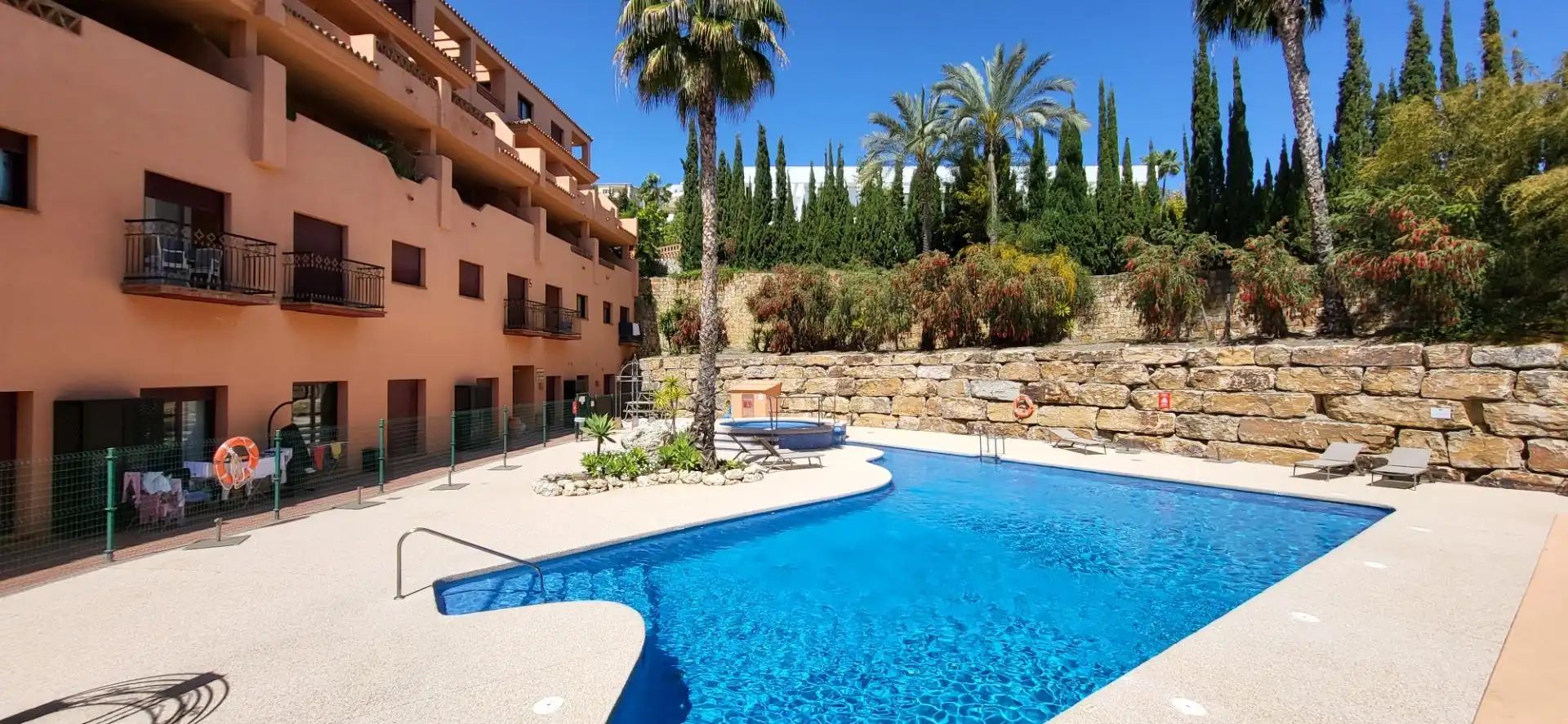 Piscina de Apartament en venda en Benahavís amb Aire condicionat, Calefacció i Jardí privat