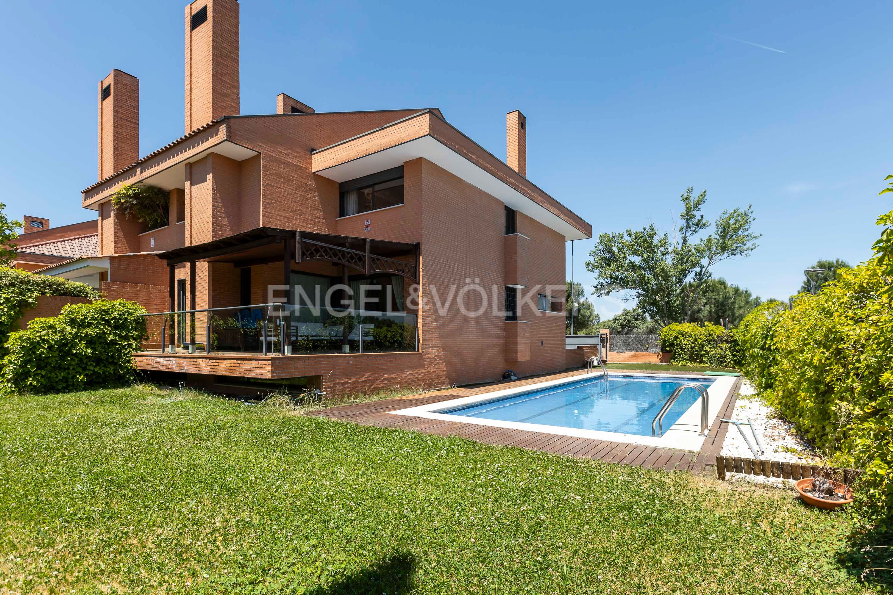 Vista exterior de Casa adosada en venda en Majadahonda amb Aire condicionat, Calefacció i Piscina