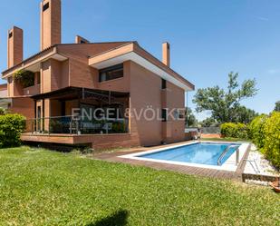 Exterior view of Single-family semi-detached for sale in Majadahonda  with Air Conditioner, Heating and Swimming Pool