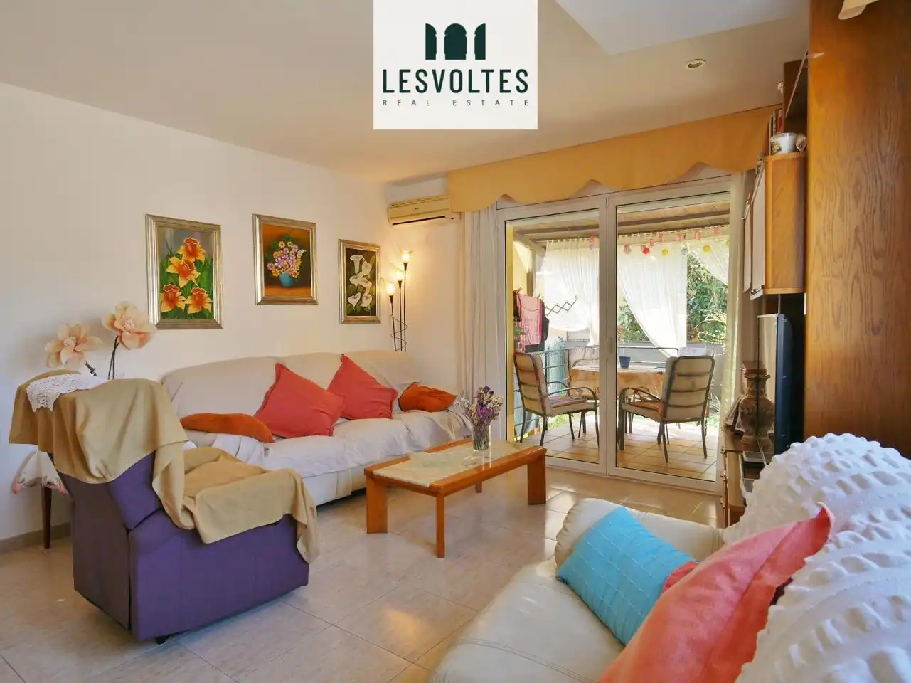 Sala de estar de Casa adosada en venta en Palafrugell con Aire acondicionado, Calefacción y Jardín privado