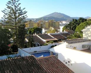 Vista exterior de Casa adosada en venda en Marbella amb Terrassa i Balcó