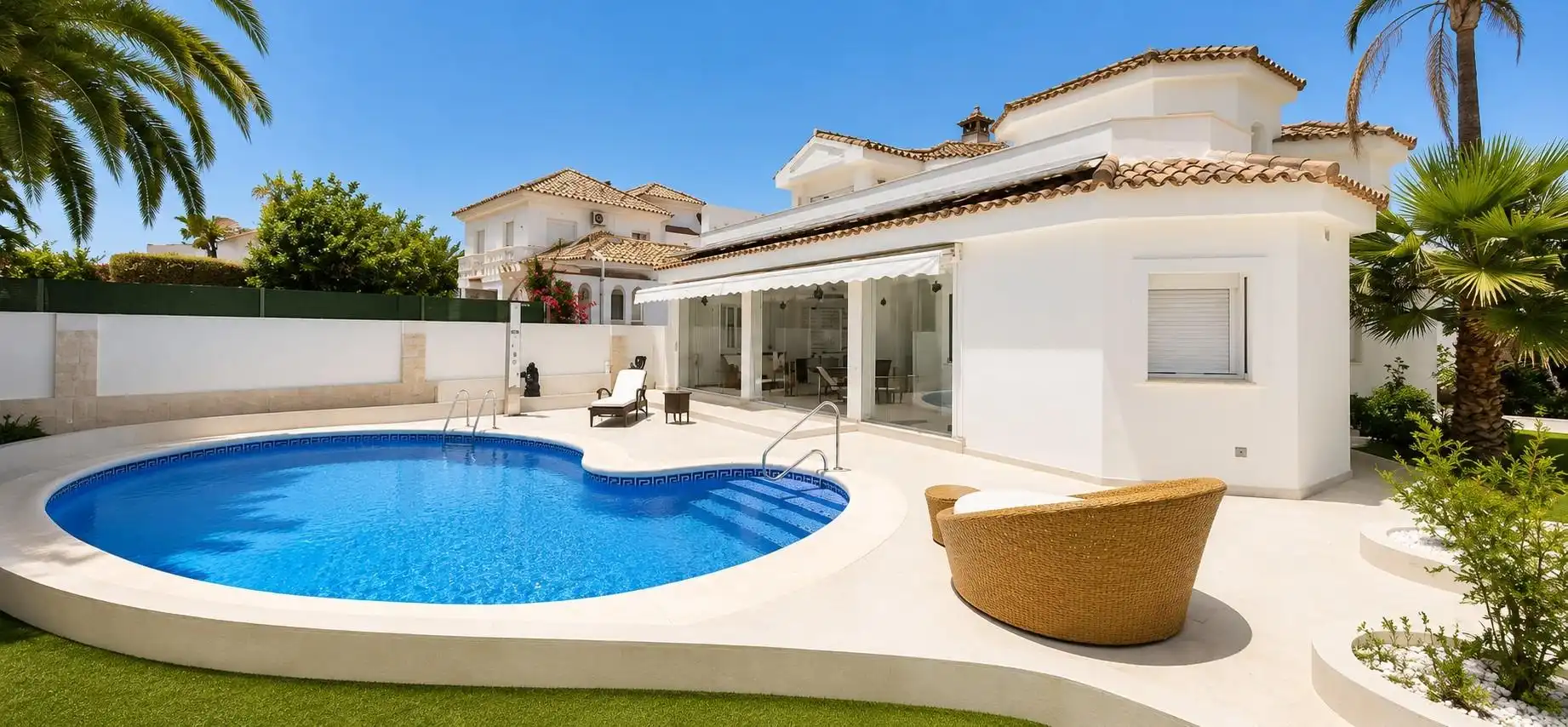 Vista exterior de Casa o xalet en venda en Marbella amb Aire condicionat, Calefacció i Jardí privat