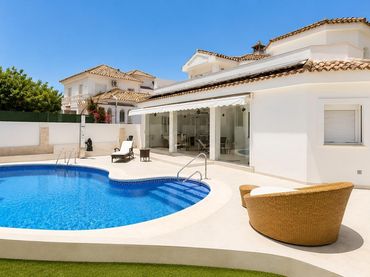 Villa con piscina in vendita a Avenida CATALUÑA (URB MARBESA)