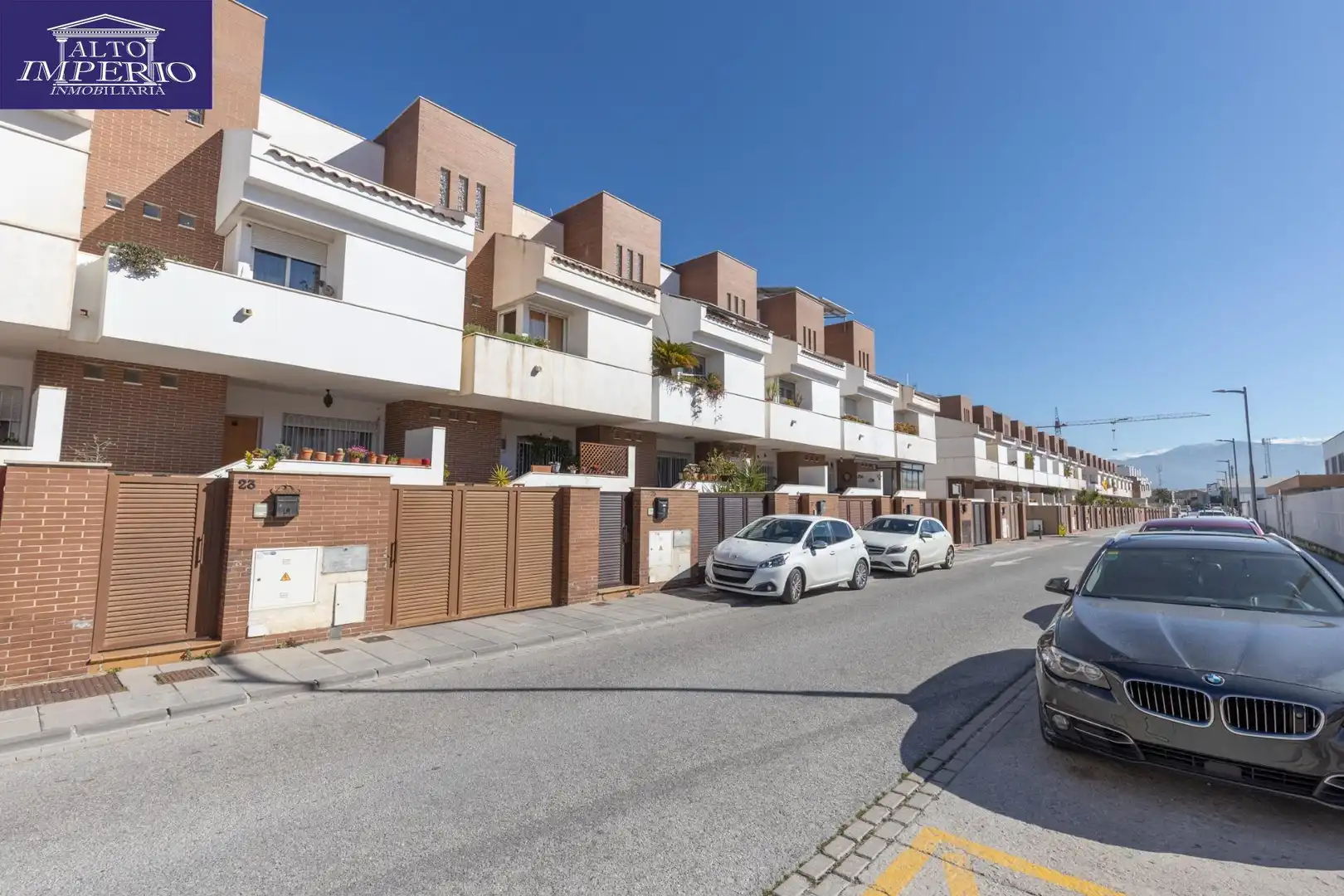 Vista exterior de Casa adosada en venda en Churriana de la Vega amb Calefacció, Terrassa i Balcó