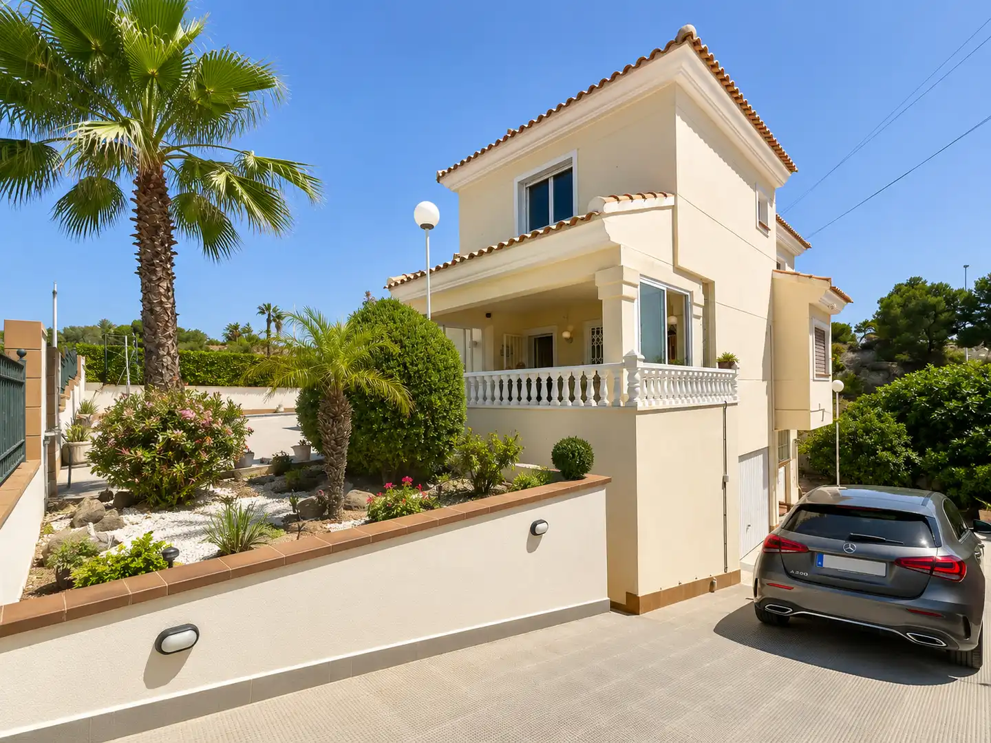 Vista exterior de Casa o xalet en venda en Orihuela amb Aire condicionat, Calefacció i Jardí privat