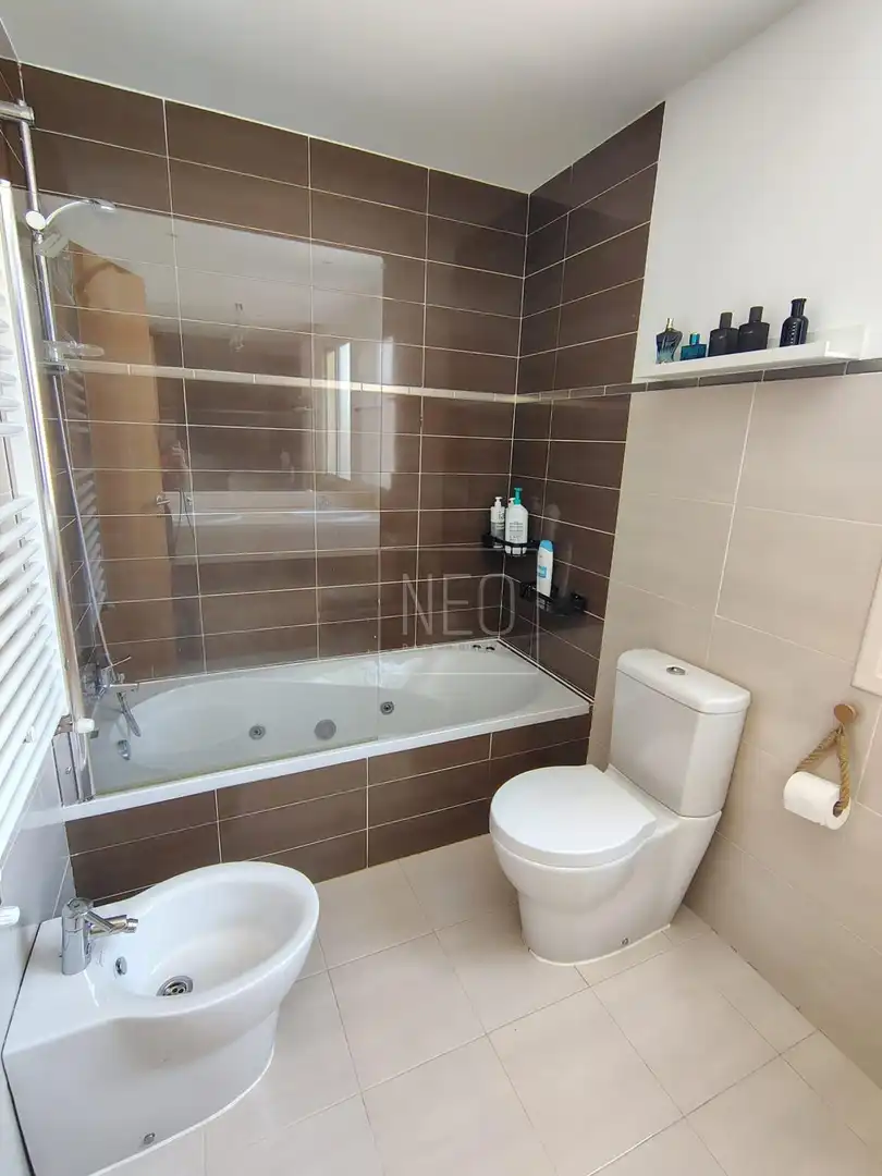 Baño de Casa adosada en venta en Villalbilla con Aire acondicionado, Calefacción y Jardín privado