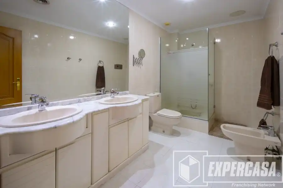 Bany de Casa o xalet en venda en Alaquàs amb Aire condicionat, Terrassa i Piscina