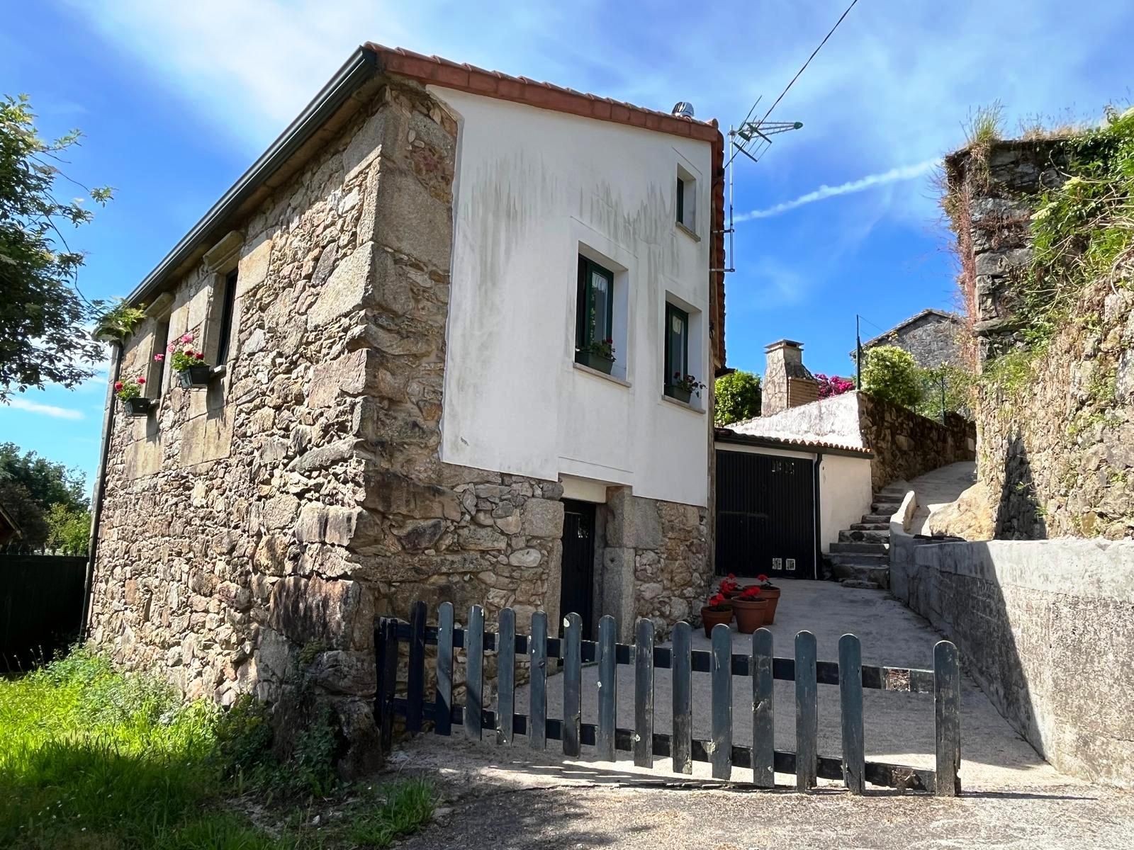 Exterior view of House or chalet for sale in Melide  with Private garden, Furnished and Oven