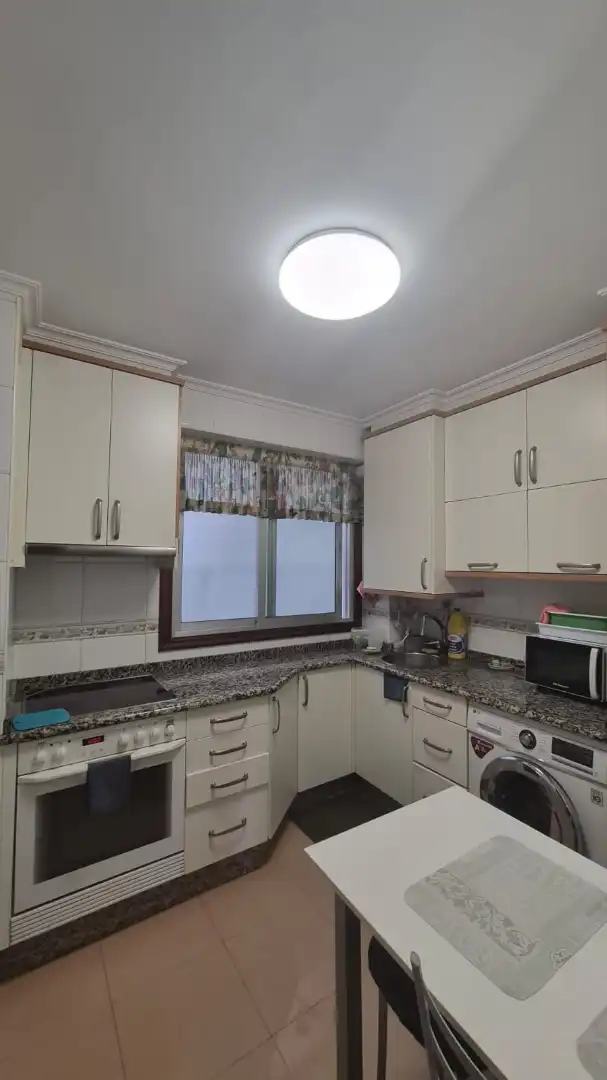 Cocina de Piso de alquiler en Vigo  con Amueblado, Horno y Lavadora