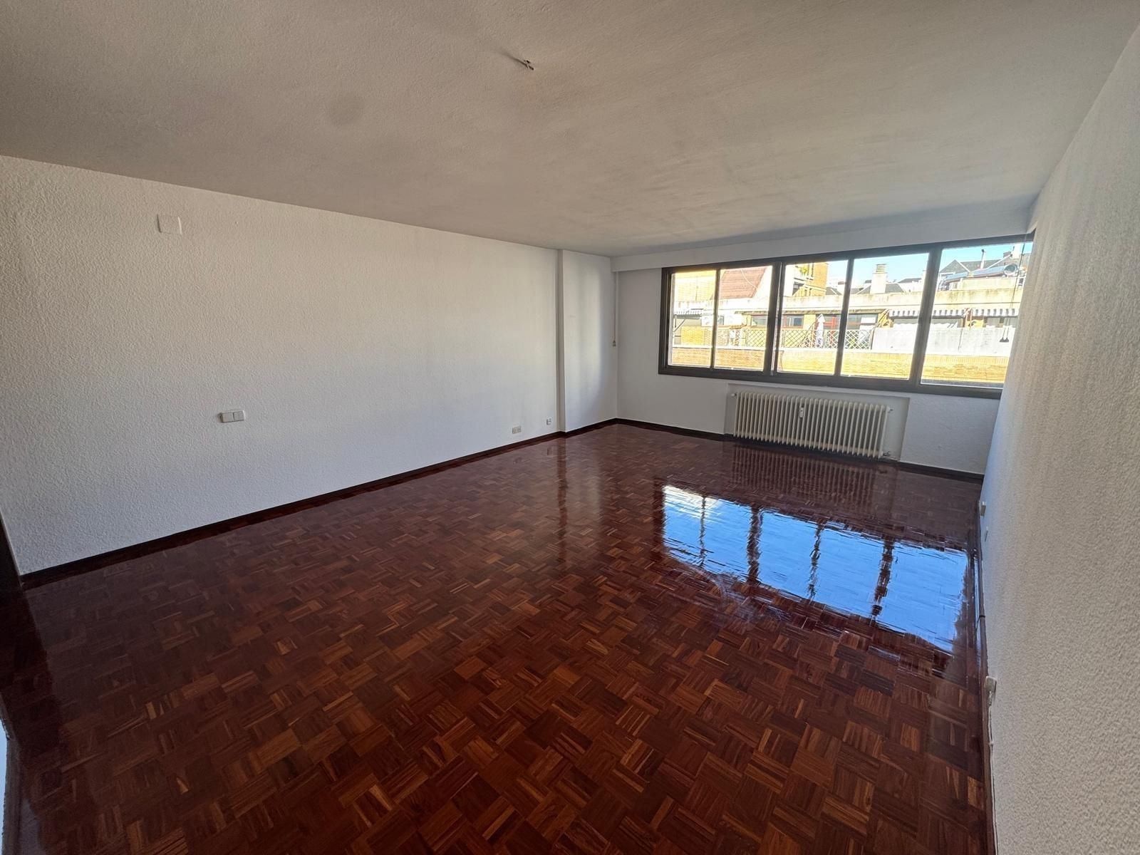 Sala d'estar de Àtic en venda en  Madrid Capital