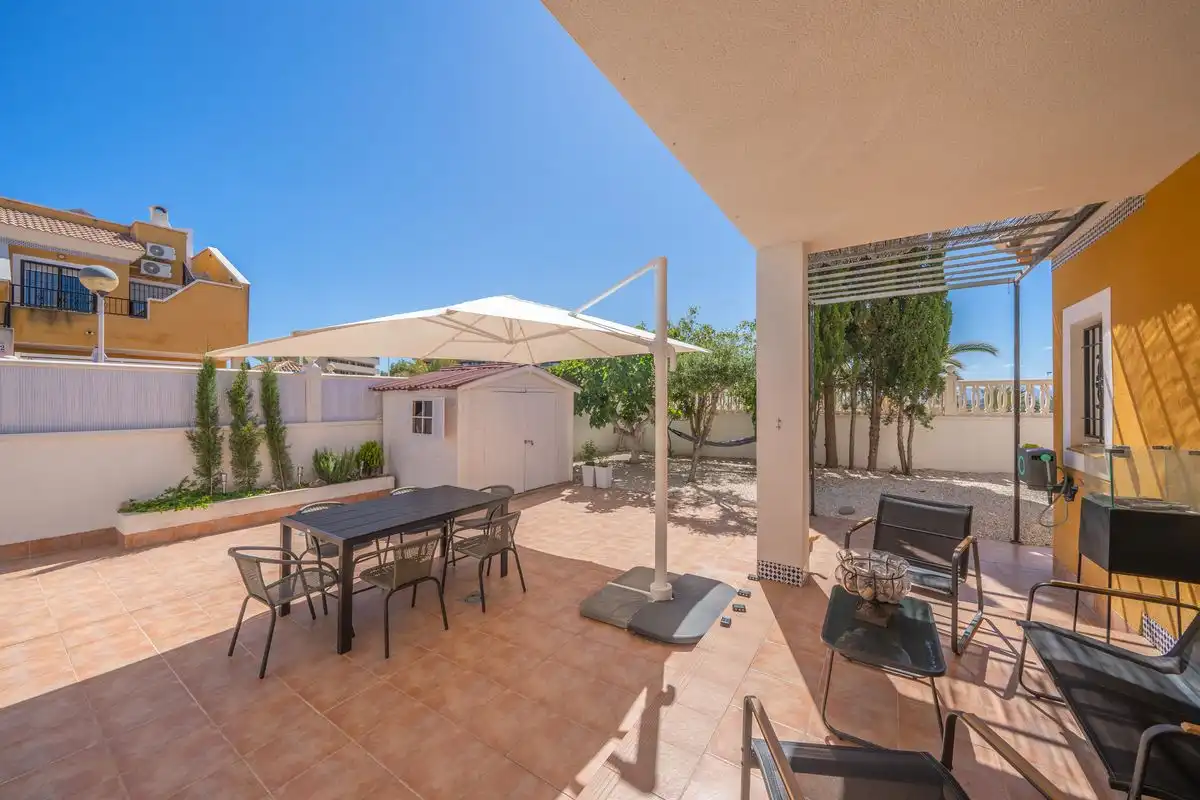 Bajo con terraza en venta en Carrer Bahia, imagen 3