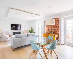 Sala d'estar de Apartament de lloguer en  Madrid Capital amb Aire condicionat, Calefacció i Moblat