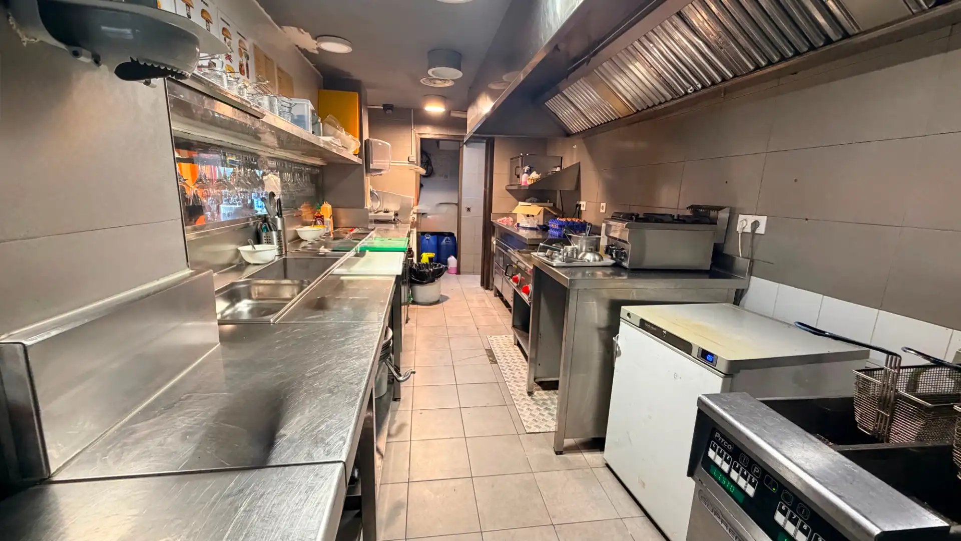 Business premises for transfer in Les Corts, imagen 3