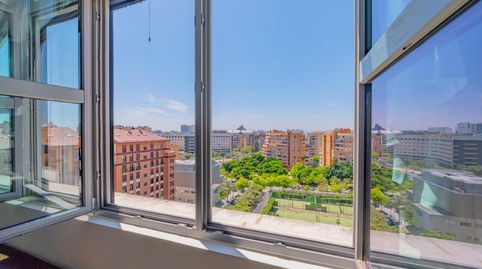 Donde la ciudad se rinde a tus pies. Donde la luz no entra, te pertenece., image 3