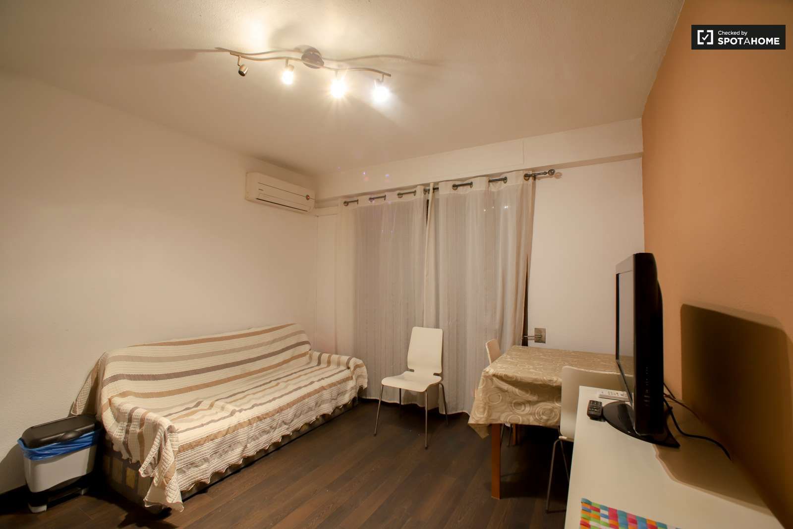 Bedroom of Apartment for share in  Valencia Capital  with Air Conditioner, Heating and Terrace