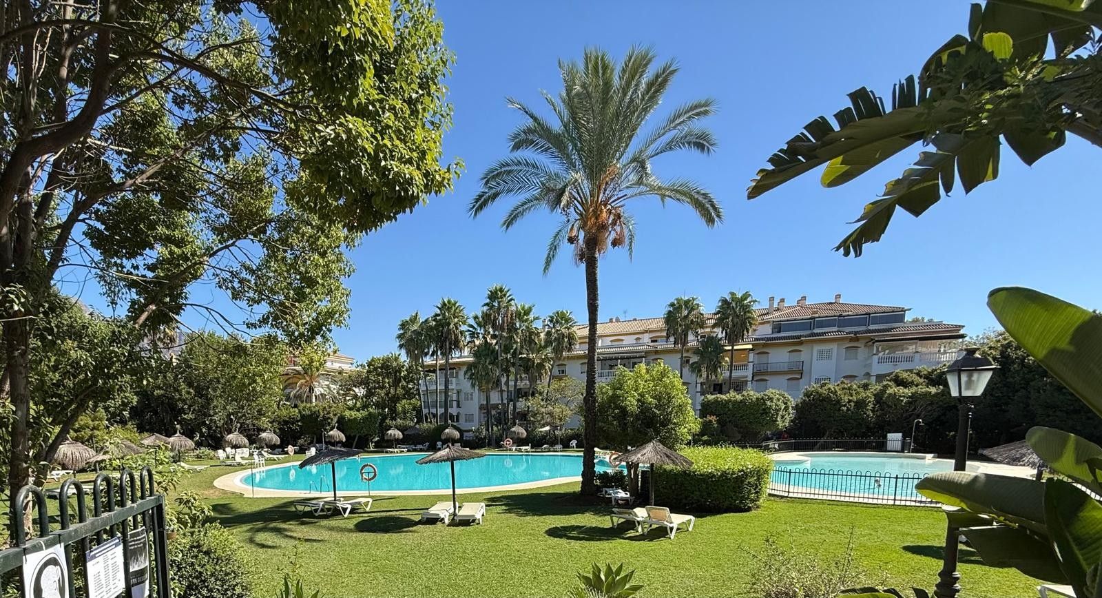 Jardí de Apartament en venda en Marbella amb Aire condicionat, Terrassa i Piscina