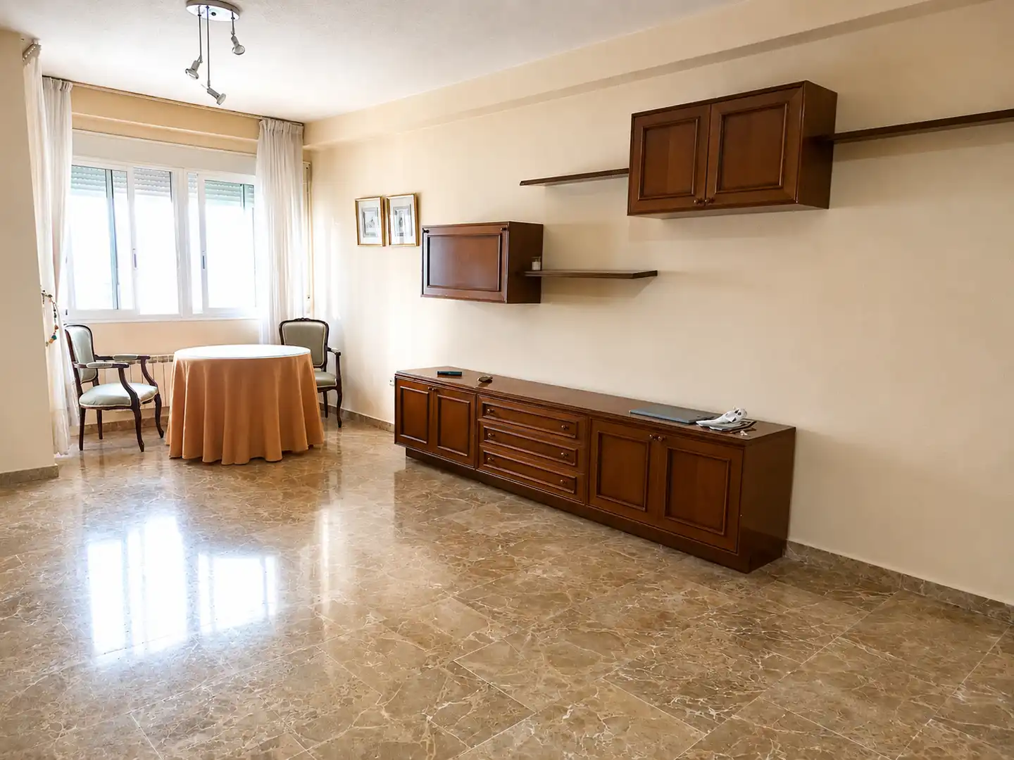 Sala d'estar de Pis de lloguer en Úbeda amb Aire condicionat i Calefacció