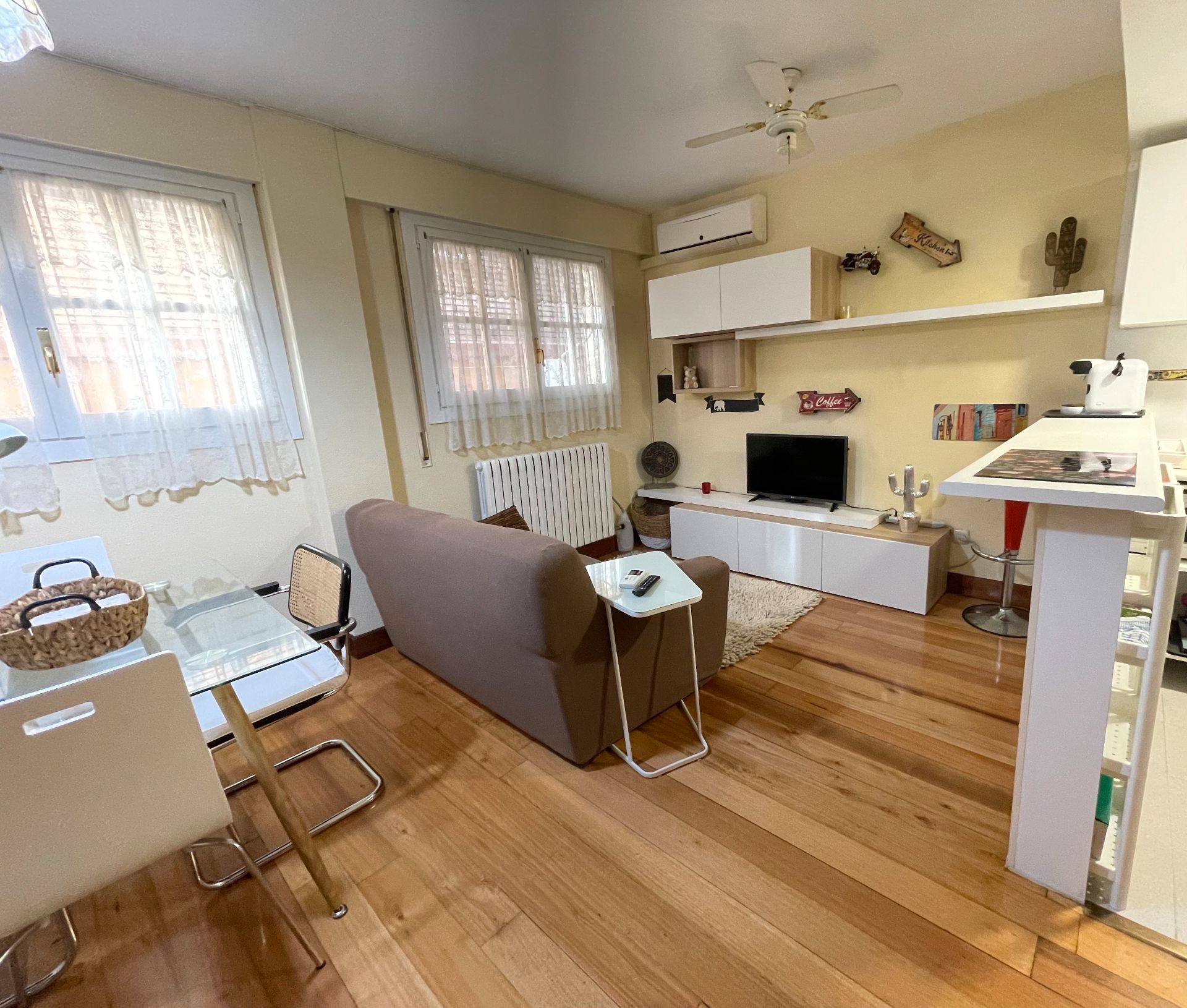 Living room of Apartment to rent in  Zaragoza Capital  with Air Conditioner, Heating and Parquet flooring