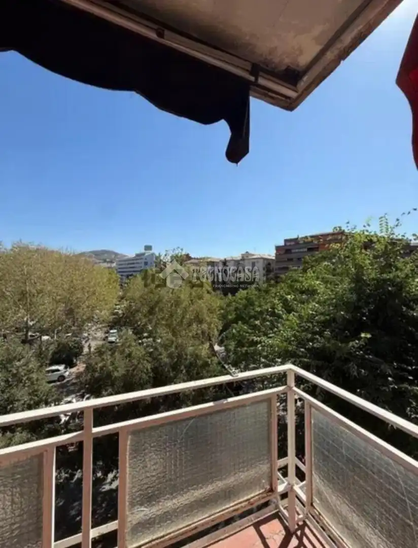 Vista exterior de Piso en venta en Granada con Aire acondicionado, Amueblado y Balcón