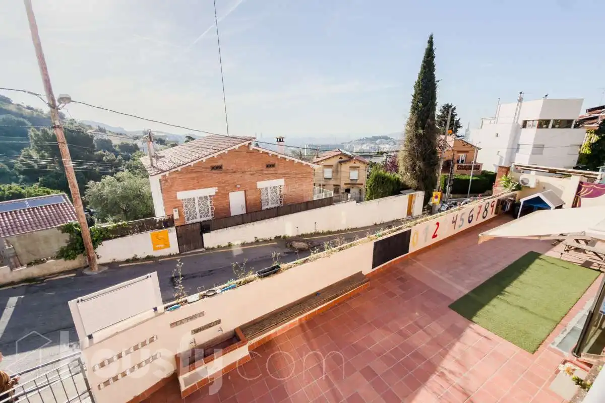 Vista exterior de Casa o chalet en venta en Barcelona con Aire acondicionado, Calefacción y Jardín privado